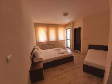 Фото номера Трехместный номер с балконом Гостевой дом Hotel Aleksandrina г. Kipilovo 3